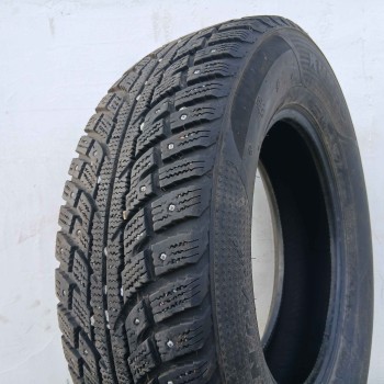 215/70R16 Kumho I'Zen RV Stud KC16