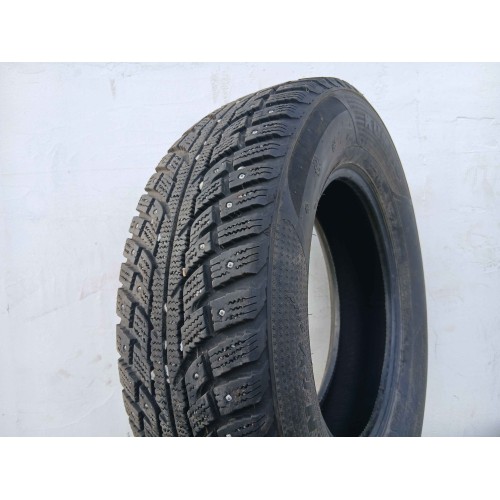 215/70R16 Kumho I'Zen RV Stud KC16